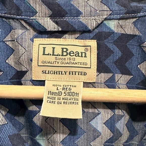 LL Bean Slightly Fitted Blue Chevron Print Camp Shirt With Pocket - Size:LG - Picture 4 of 9
